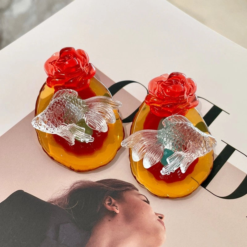 Orecchini a forma di rosa in resina dal design unico, orecchini estivi trasparenti a forma di pesce rosso e orecchini a lobo.