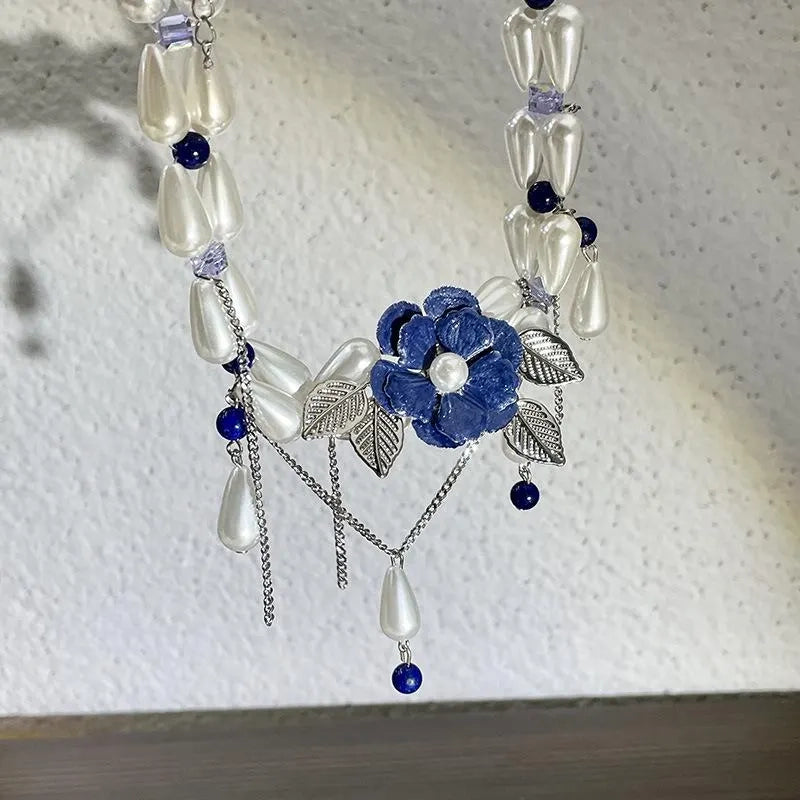 Collana fatta a mano con fiore blu e perla e nappa, regalo di Natale o di compleanno.