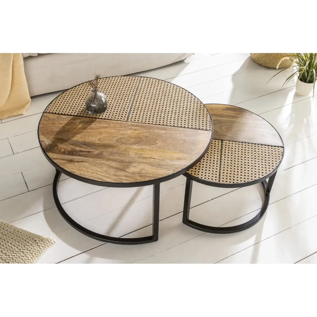 Tavolini impilabili KANEVIA rotondi in legno di mango massiccio, rattan e metallo nero