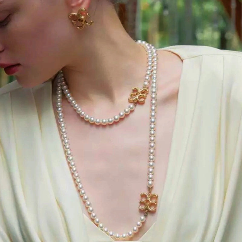 Set di collana e orecchini in metallo con perle, dal design retr¨° francese, stile cortese, elegante e raffinato, con catenina per clavicola da donna.