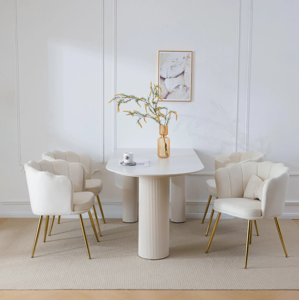 Sedia imbottita in velluto beige con schienale a petalo