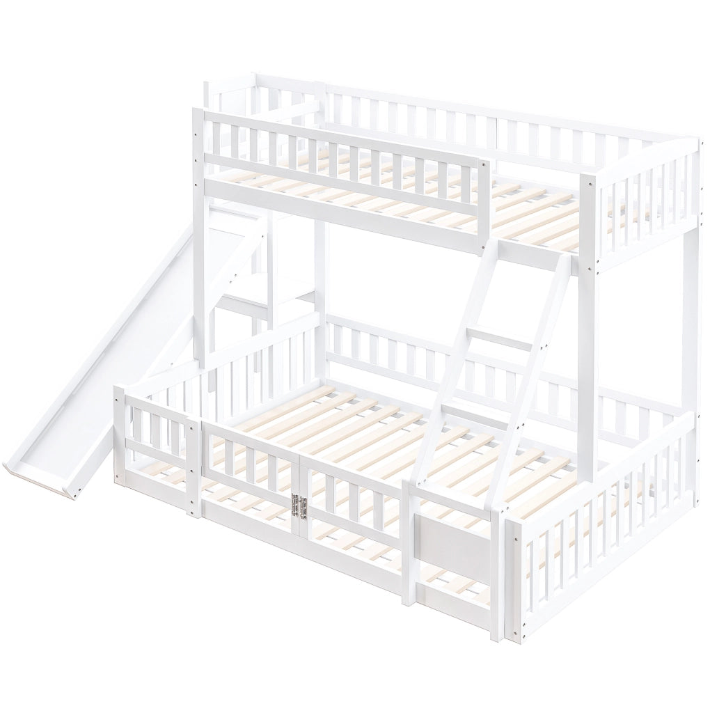Letto a castello 140x200 cm con scivolo; ripiani e scala; in pino e MDF bianco