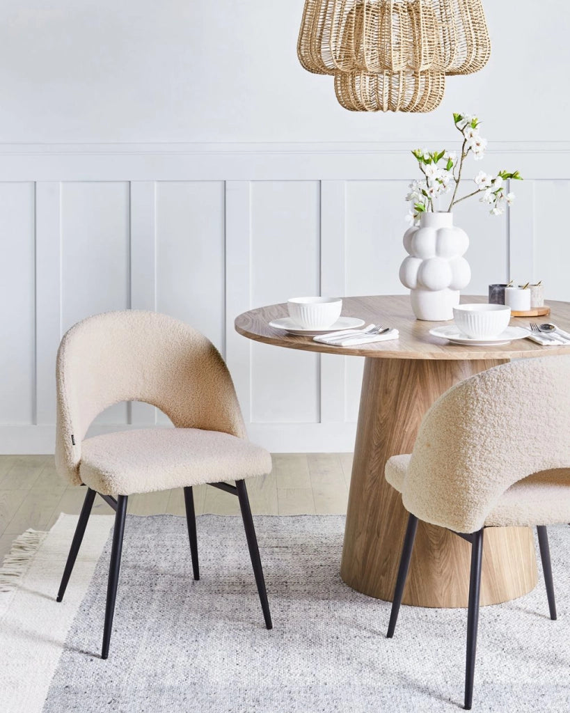 Set di 2 sedie da pranzo bouclè in tessuto beige braccioli schienale intagliato gambe in metallo moderna industriale