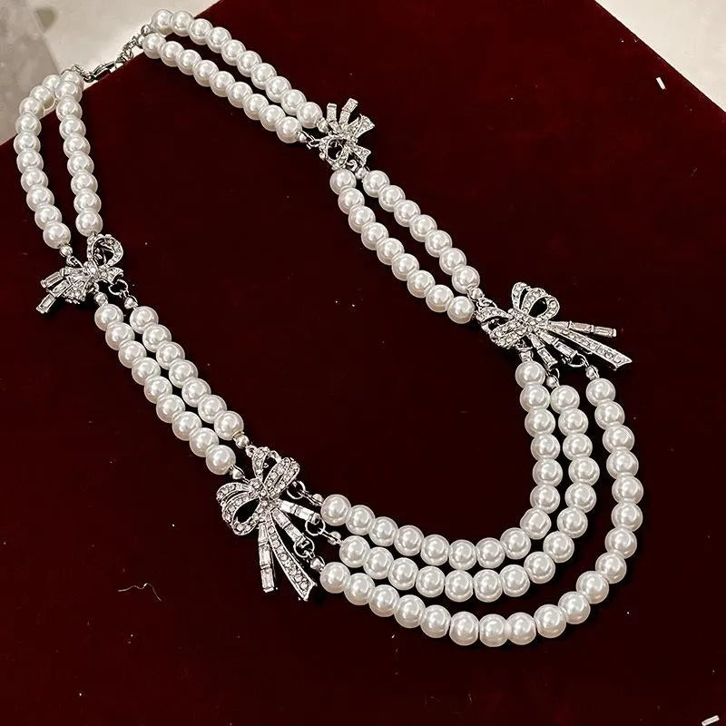 Collana con fiocco di perle fatta a mano: ciondolo vintage multistrato con diamanti