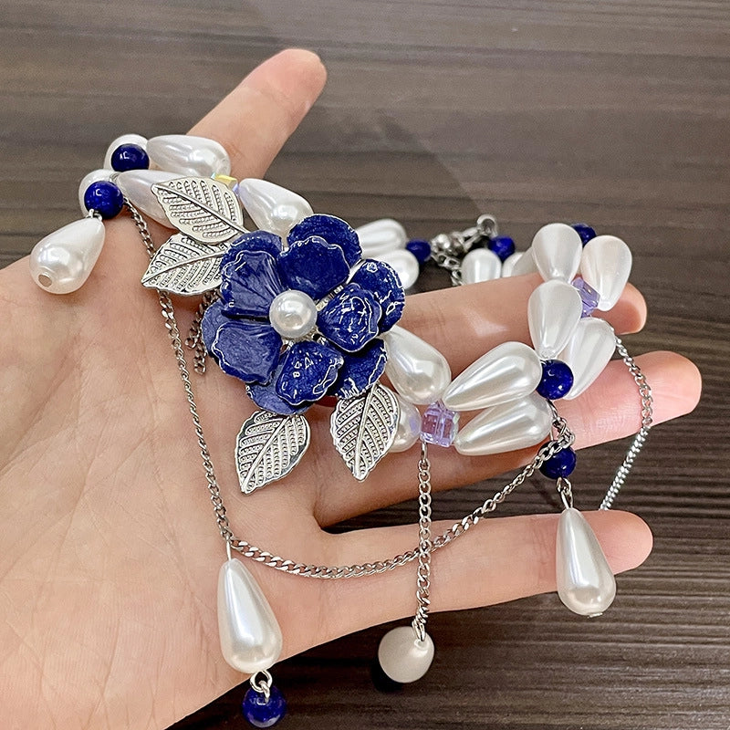Collana con fiore 3D blu a goccia e nappa di perle