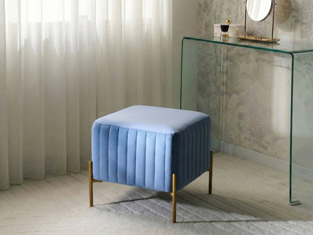 Pouf rivestito in velluto blu con gambe in metallo dorato seduta quadrata 47 x 47 cm per un salotto glamour