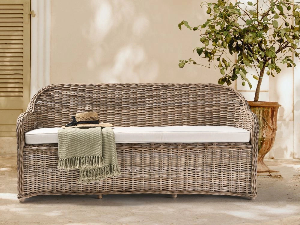 Panca a 3 posti per giardino in rattan naturale con cuscini bianchi e bianco sporco 141 cm stile boho per esterni e interni perfetto per giardino patio o balcone.
