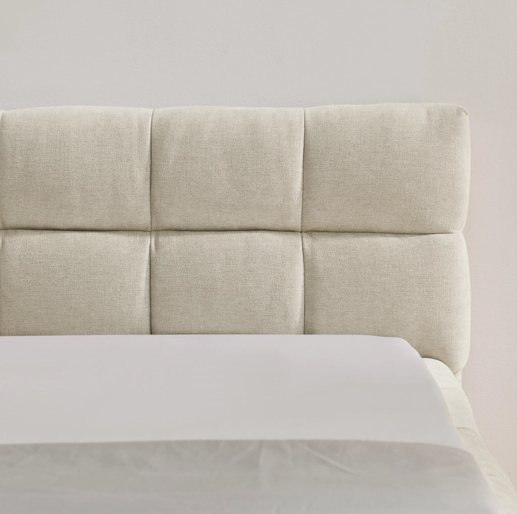 Letto singolo 90x200 cm in chenille beige con struttura in eucalipto e ferro
