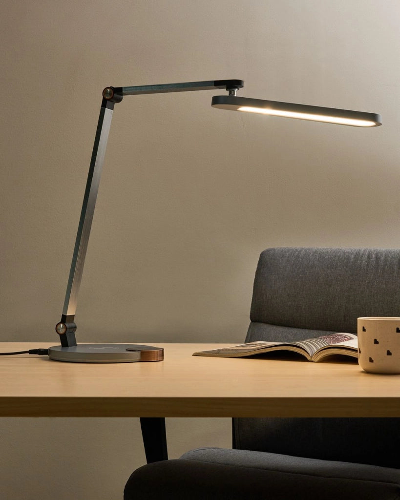Lampada da scrivania moderna per ufficio domestico 3 modalità di temperatura Dimmer continuo Caricatore wireless Paralume regolabile Materiale sintetico Grigio