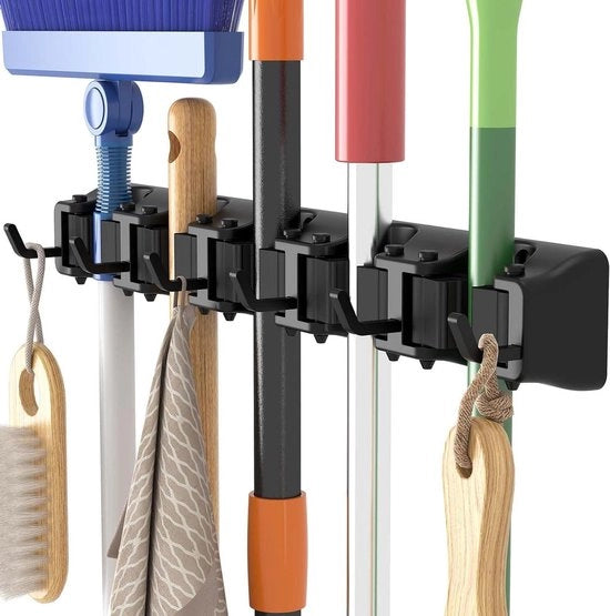 Organizzatore di Pulizia per Parete con 5 Fessure e 6 Ganci Antiscivolo per Spazzole e Scopa (Nero)