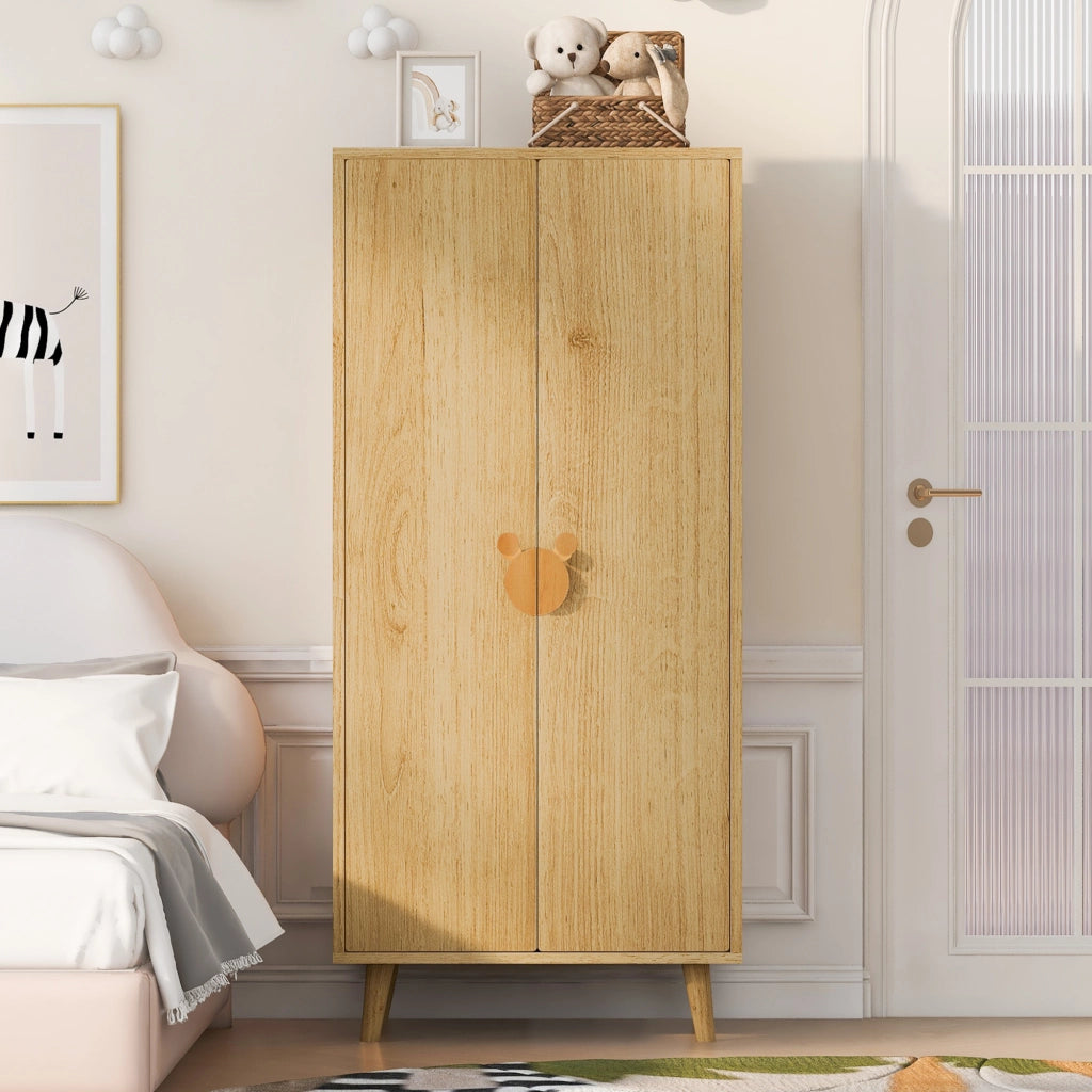 Scaffale a doppia anta con ampi vani interni e maniglie a forma di cartone in MDF colore legno 70 × 55 × 170 cm