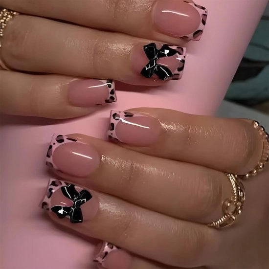 Nageli Valse 24 Stuks - Nageli Kunstnagels Corti Quadrati - Acryl Glanzante Nude - Punta Francese con Stampato Zebra Nero - Inclusi Adesivo Gel e Limatore per Unghie