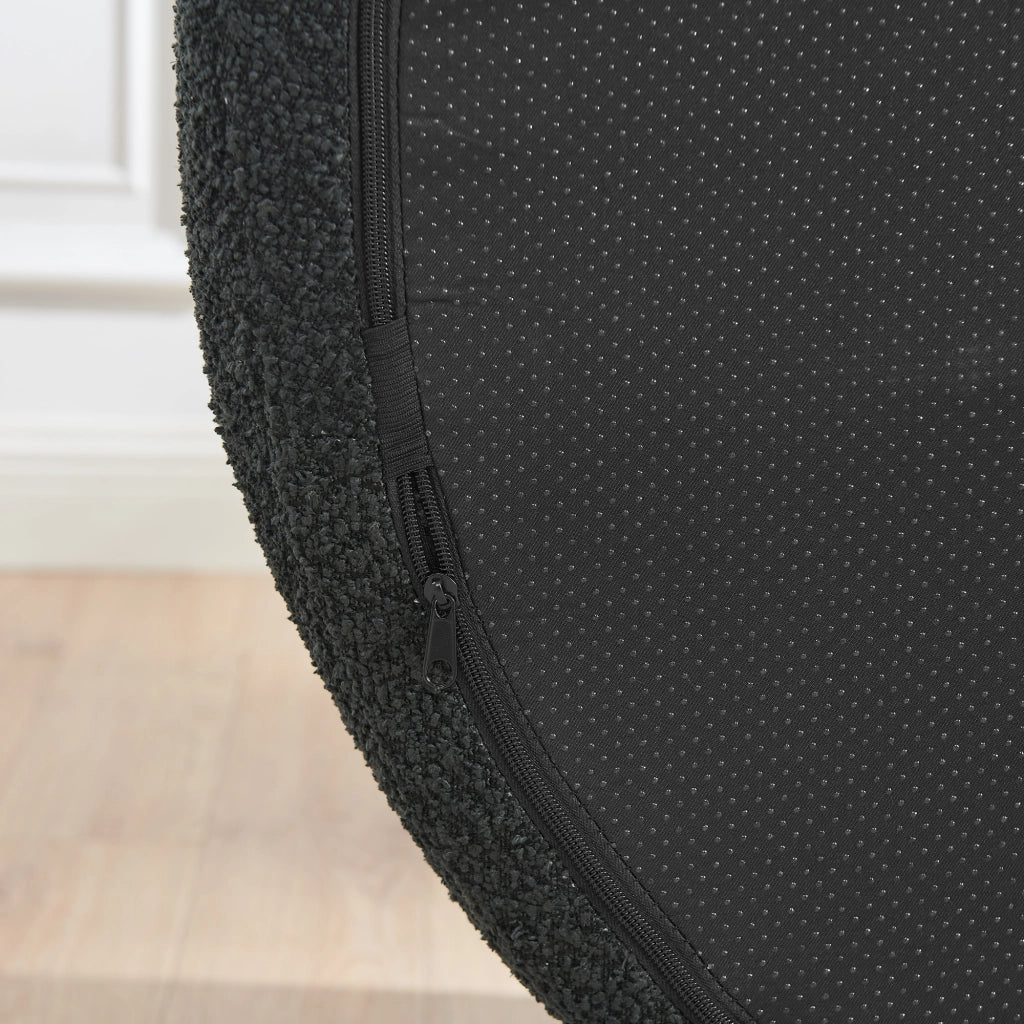 Divano minimalista in tessuto Teddy nero, imbottitura morbida e design salvaspazio