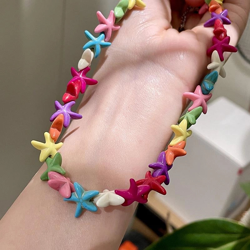 Collana estiva fatta a mano con stelle marine colorate e perline, regalo di Natale o compleanno.