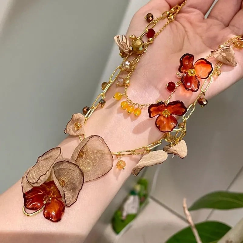 Collana vintage con fiore di cristallo marrone: gioiello fatto a mano con perline