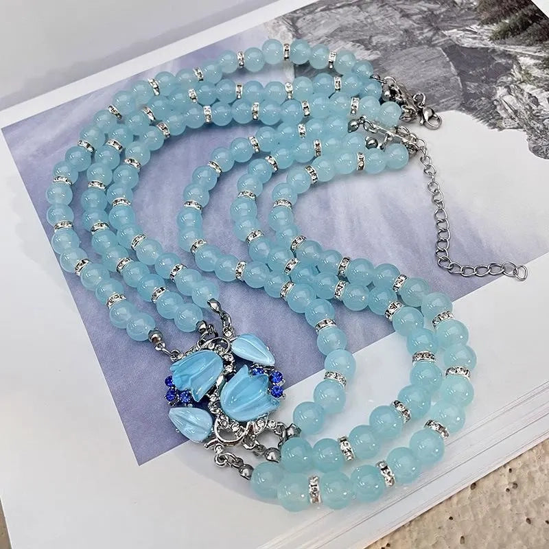 Set composto da collana e orecchini con cristalli blu: gioielli realizzati a mano con perline.