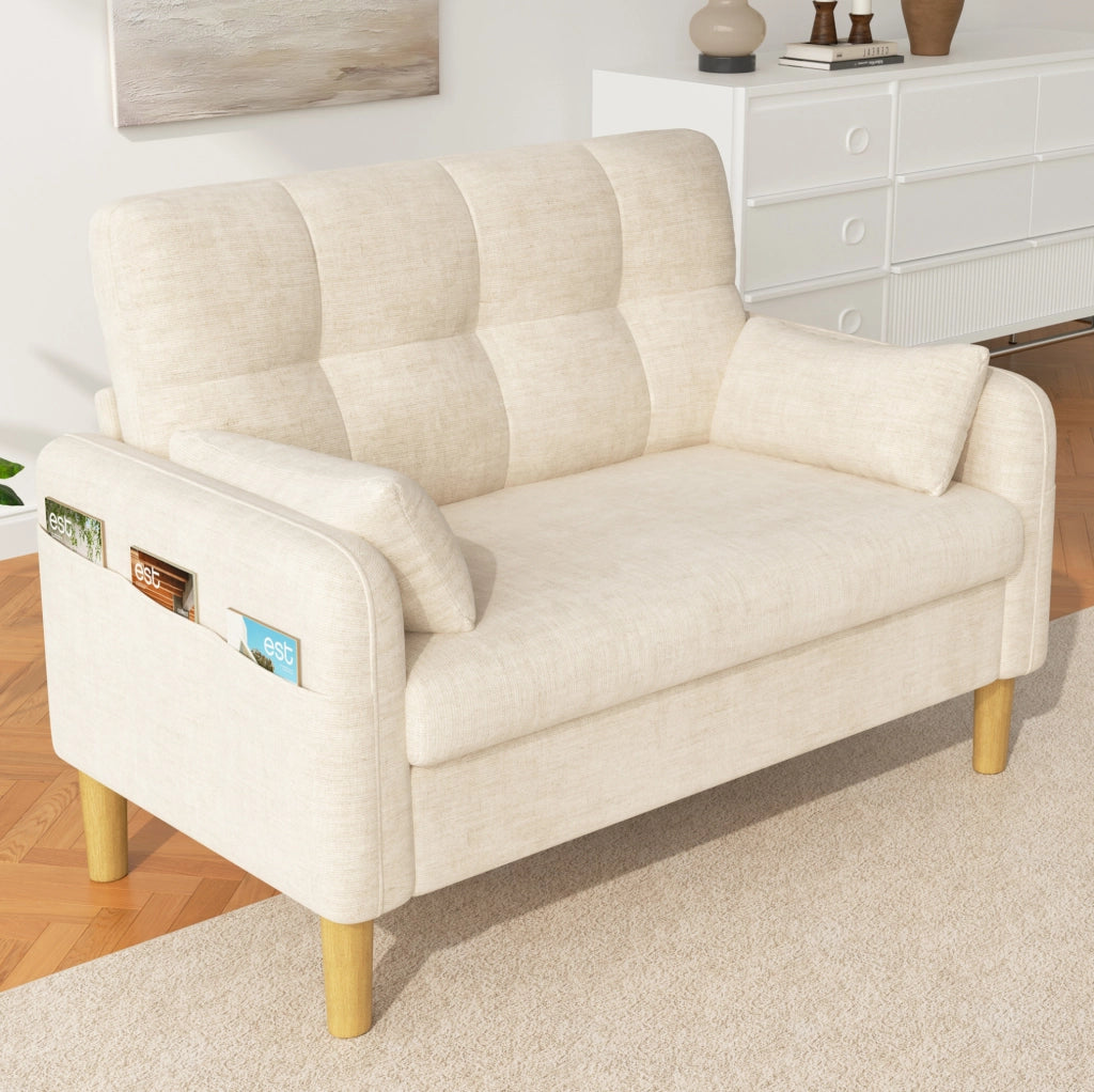 Divano 2 posti ULEVR 119x78x85 cm in ciniglia beige con 2 cuscini e tasca laterale