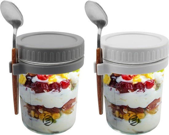 Set di contenitori per overnight oats in vetro mason 

Contenuto: 4 contenitori in vetro mason
Dimensioni: 8x8 cm
Capacità: 250 ml ciascuno
Materiali: vetro resistente e sicuro
Uso: per preparare overnight oats, muesli, frutta e yogurt