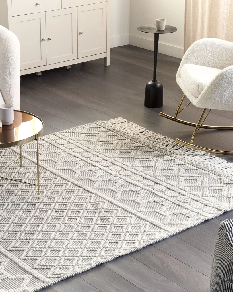 Tappeto in lana beige grigio a mano con motivo geometrico e nappe 160 x 230 cm soggiorno camera da letto