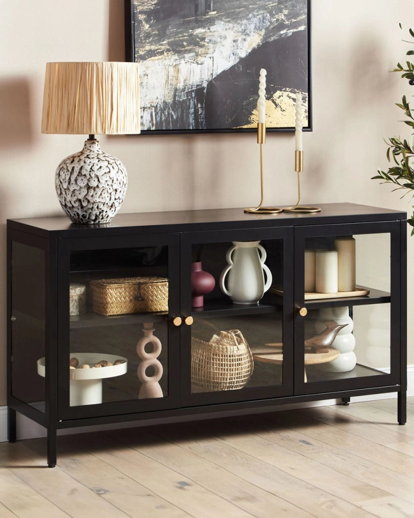 Credenza a 3 ante in acciaio nero con vetro temperato, ripiani regolabili, tappi per le gambe, mobili per il soggiorno dal design moderno.