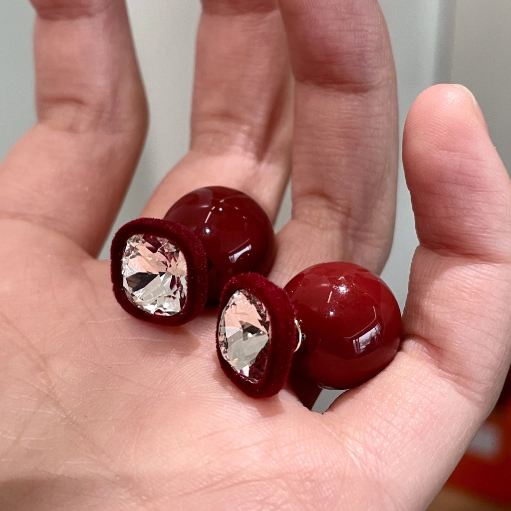 Orecchini quadrati con perle e zirconi rossi floccati, da indossare sia sul davanti che sul retro.
