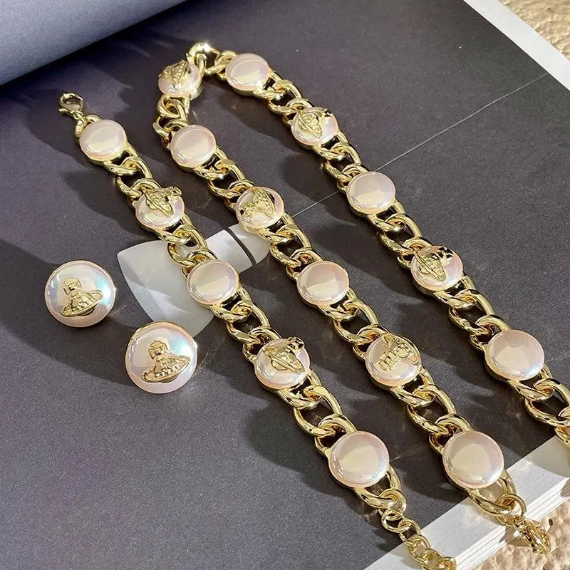 Set di collana, bracciale e orecchini di perle fatti a mano: gioielli con perline.