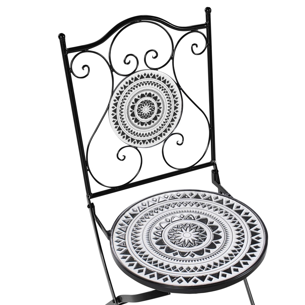 Set da balcone con tavolo e sedie pieghevoli in metallo e piastrelle in ceramica bianca e nera
