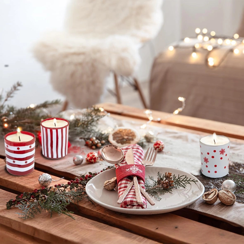 Set 4 Candele in Vasetto con Decorazioni Bianche e Rosse – Pois, Righe e Cuori – 5,5 x 5,5 x 6,5 cm