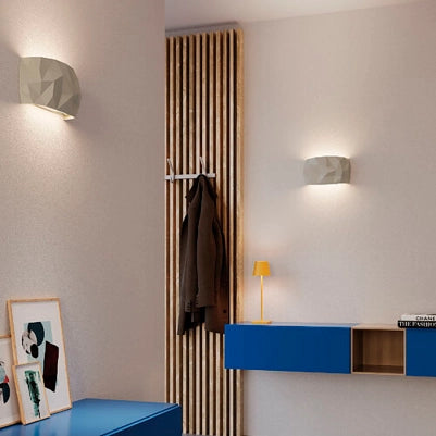 Angled Lampada da parete in ceramica artigianale grigia con diffusore prismatico e tecnologia LED dimmerabile TRIAC, alta resa cromatica CRI 90