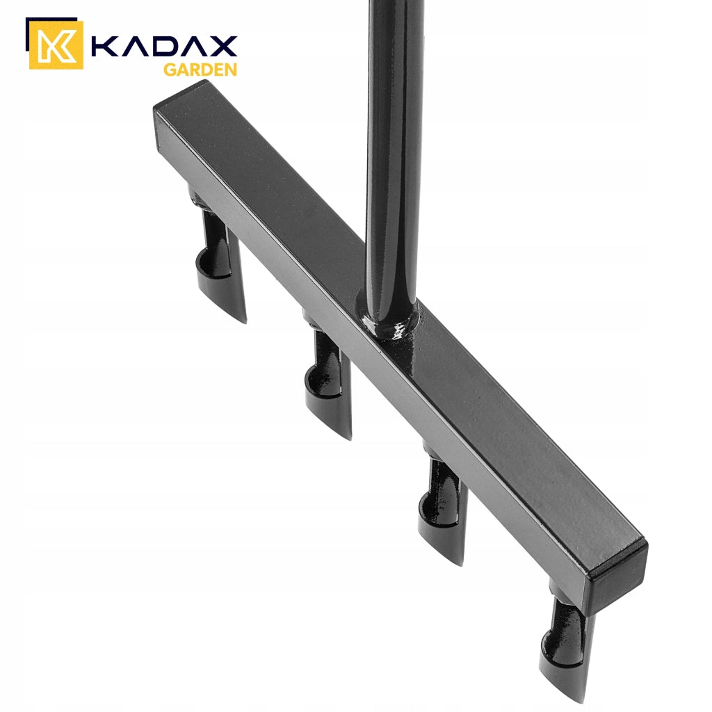 Aeratore tubolare manuale KADAX da 36 cm con forche e punte per aerazione del prato.