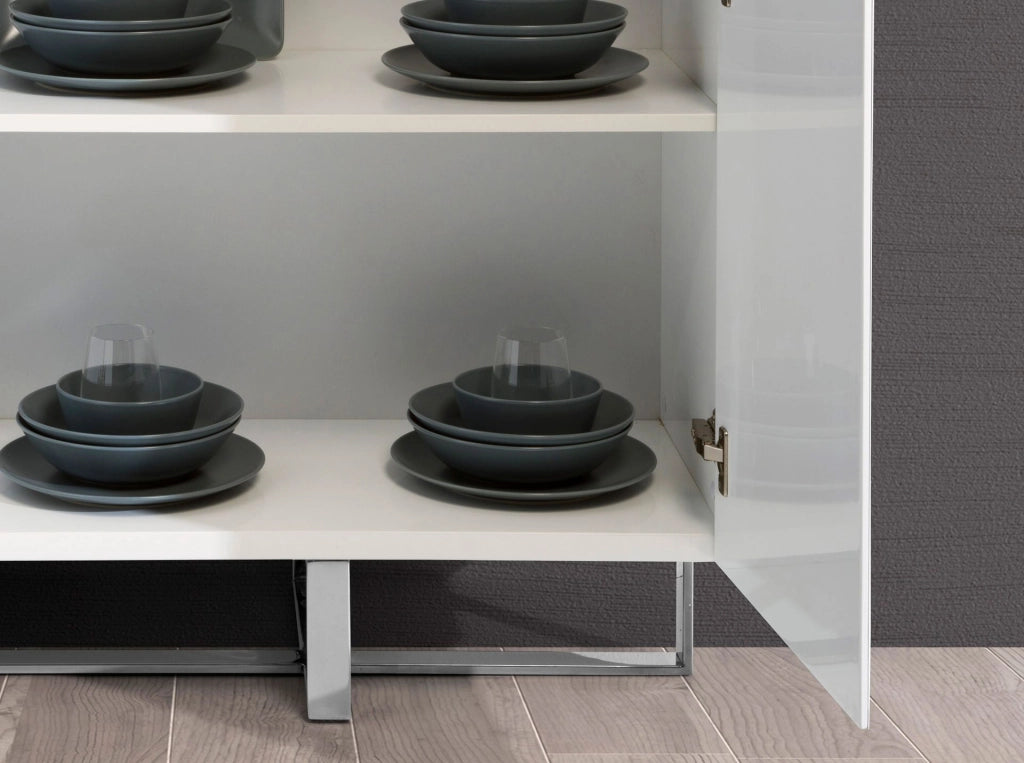 Credenza alta in legno bianco e acciaio cromato