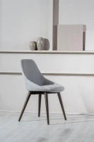 E-STYLO Sedia da pranzo in tessuto grigio chiaro con gambe e struttura in massello di noce, 58cm X 49cm H. 85cm.