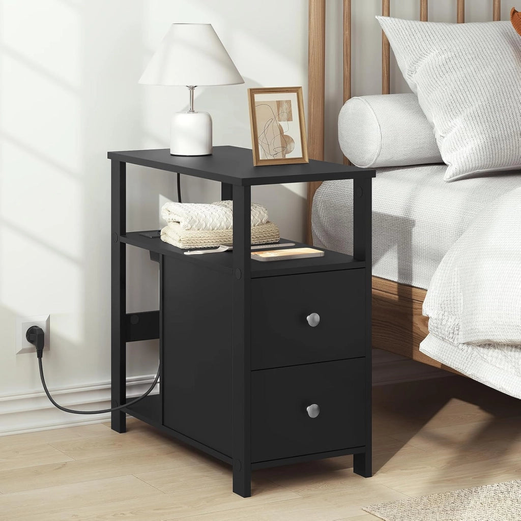 Tavolino Stretto con Stazione di Ricarica per Divano, Comodino con 2 Cassetti 2 Ripiani 1 Scomparto, per Soggiorno, Camera da Letto, 60x60x30 cm, Nero