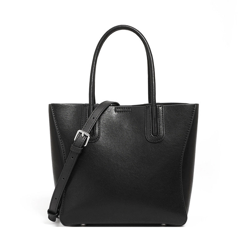 Borsa a tracolla da donna in vera pelle, nera, con manico superiore.