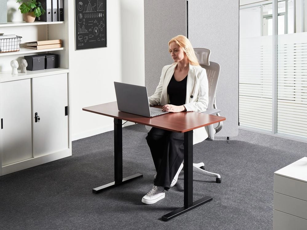 Scrivania elettrica regolabile nero e marrone scuro 120 x 60 cm stile moderno