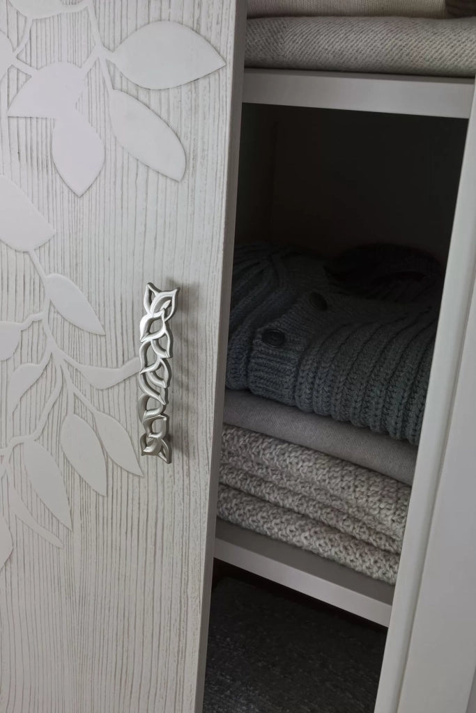 Armadio 2 ante scorrevoli in legno con decoro foglia grigio l.280 p.64 h.250 - Mobili 2G
