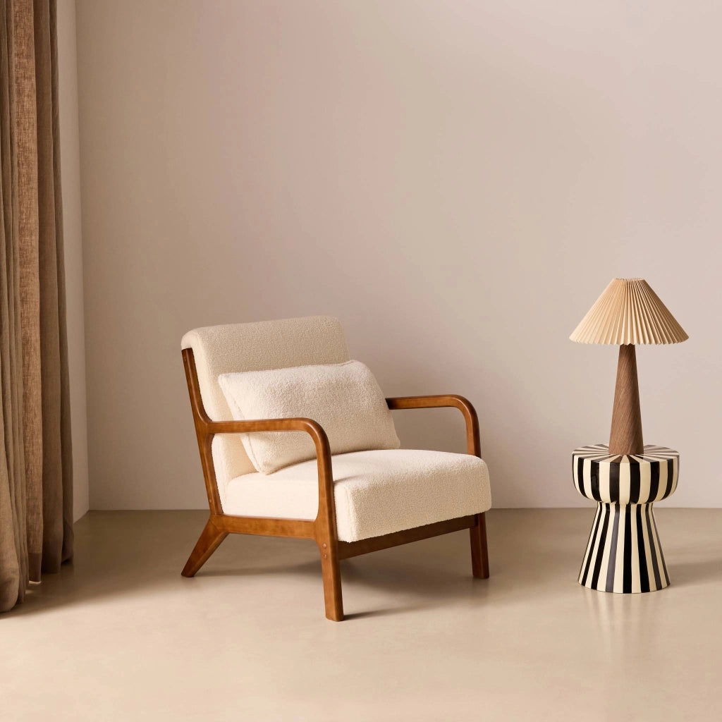 Poltrona scandinava in tessuto bouclé e legno di gomma scuro, crema