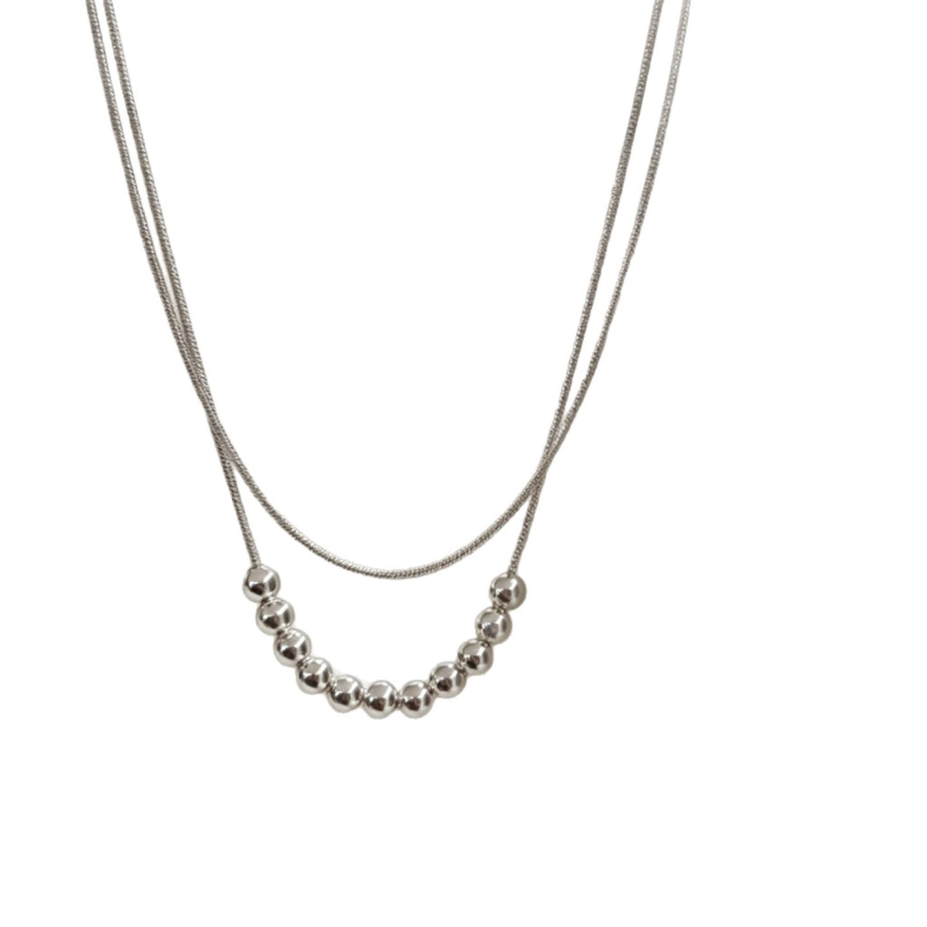 Elegante e semplice collana a doppio strato di perline d'argento in stile francese per donna, un accessorio di nicchia, lussuoso ma versatile, perfetto da indossare a strati o come catena per la clavicola.