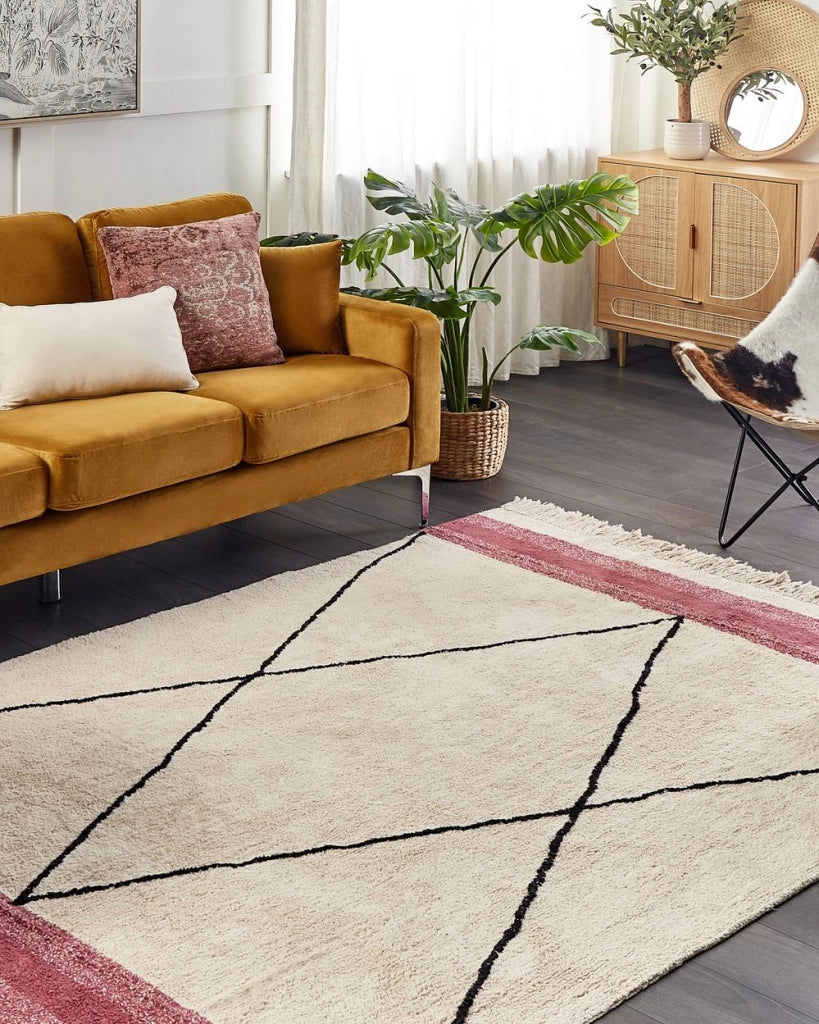 Tappeto in cotone beige e rosa 140 x 200 cm rettangolare con frange motivo geometrico stile boho per soggiorno camera da letto