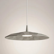 Lampada a sospensione Angled in ceramica grigia con diffusore prismatico e LED integrato da 8W dimmerabile TRIAC, diametro 40 cm, 2700K, IP40
