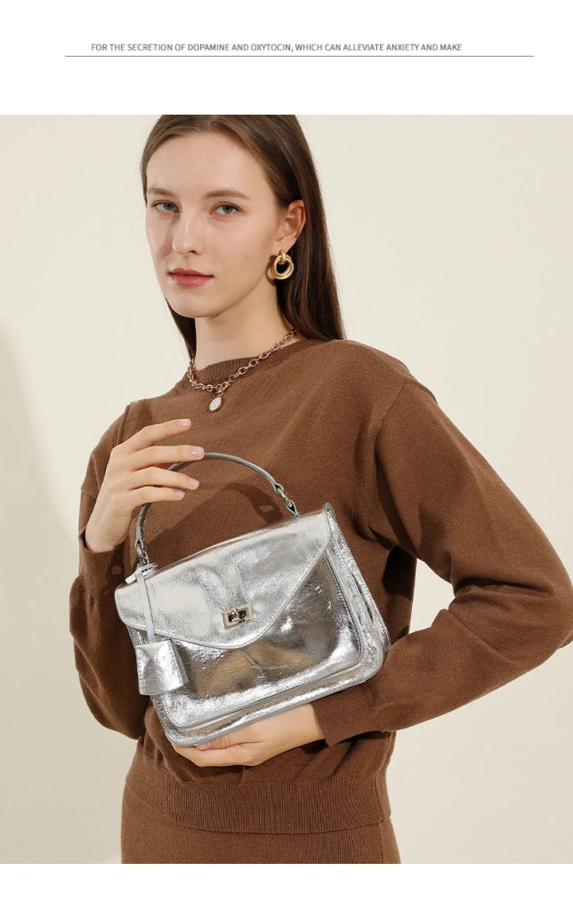 Borsa a tracolla da donna in vera pelle, modello tote/hobo, colore argento.