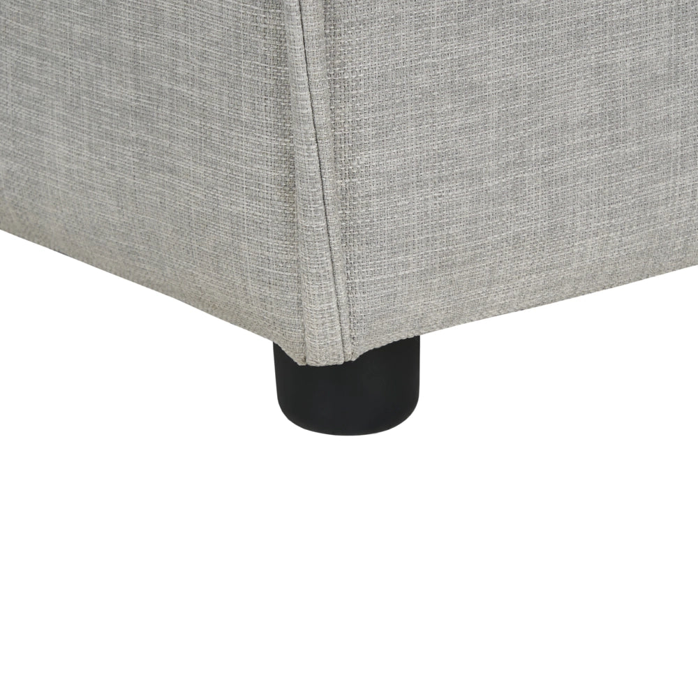 Ottomana imbottita in tessuto beige di forma quadrata con gambe nere stile moderno