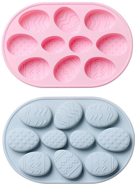 Due grandi forme di cioccolato per la preparazione di uova di Pasqua, cocomeri di cioccolato, tortine di cioccolato a forma di uova di Pasqua e budini gelatinosi.