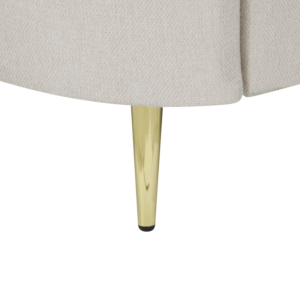 Poltrona in tessuto bouclè beige chiaro con gambe curve dorate e seduta morbida stile glamour elegante salotto
