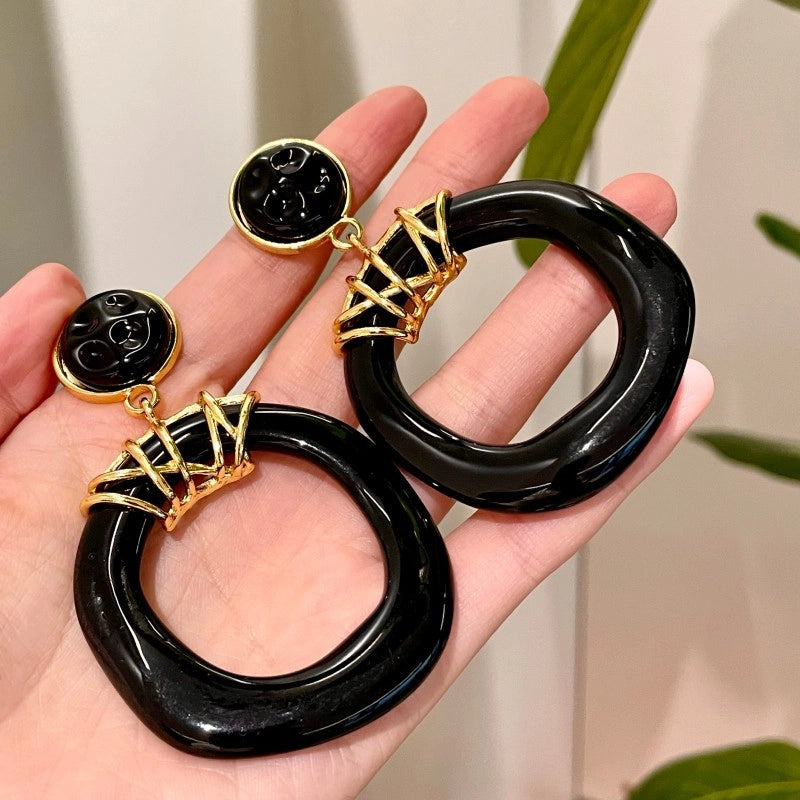 Orecchini a cerchio neri e oro di alta gamma, dal lusso discreto e dallo stile retr¨°-chic.