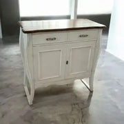 Credenza in legno Shabby chic 2 ante sagomata bianca anticato e noce scuro con maniglie infinito bronzo anticato