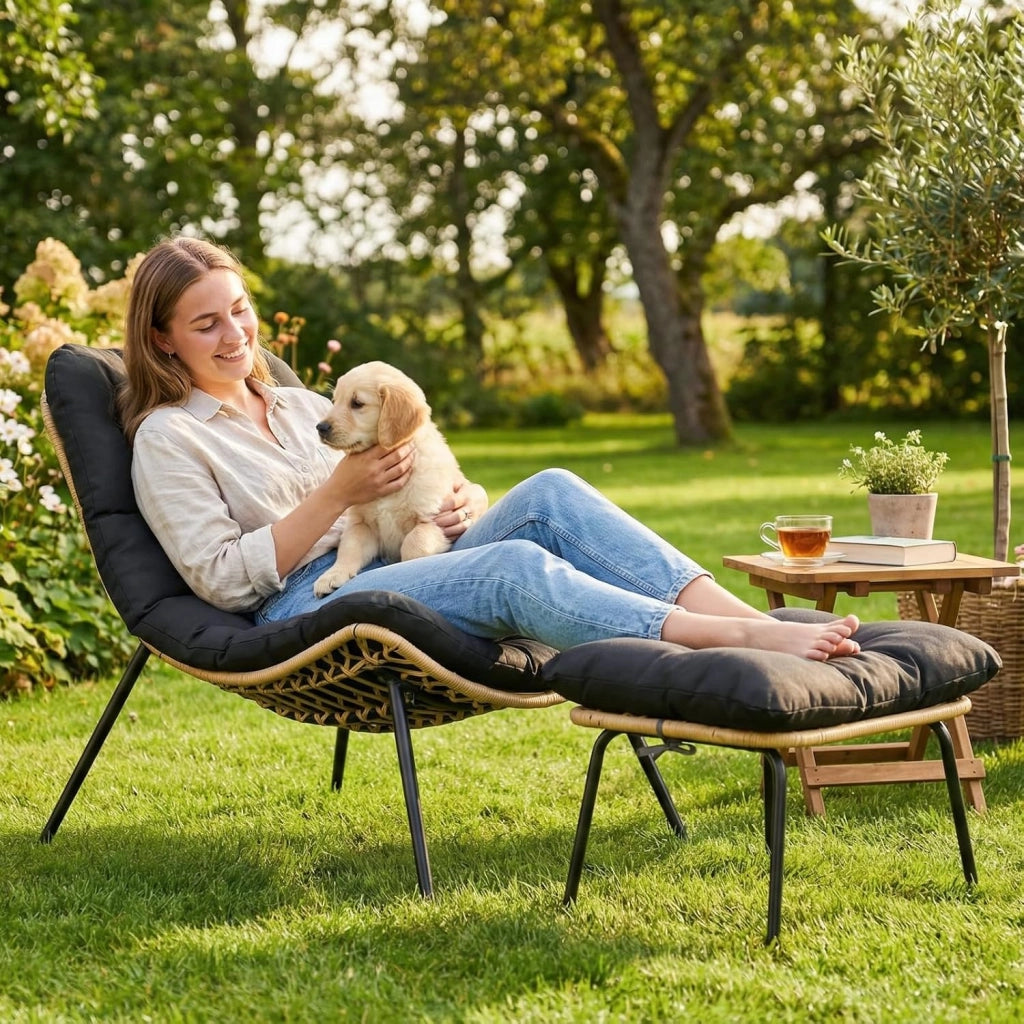 Sedia a sdraio con sgabello, in rattan, resistente alle intemperie, fino a 120 kg, poltrona da balcone con cuscino rimovibile, cuscino impermeabile, per giardino, balcone, soggiorno, cortile