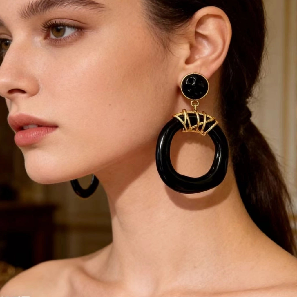 Orecchini a cerchio neri e oro di alta gamma, dal lusso discreto e dallo stile retr¨°-chic.
