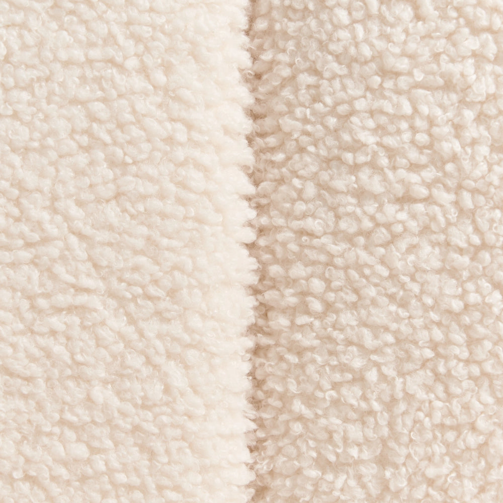 Poltrona imbottita accogliente con seduta spessa e morbida in bouclé beige chiaro stile moderno