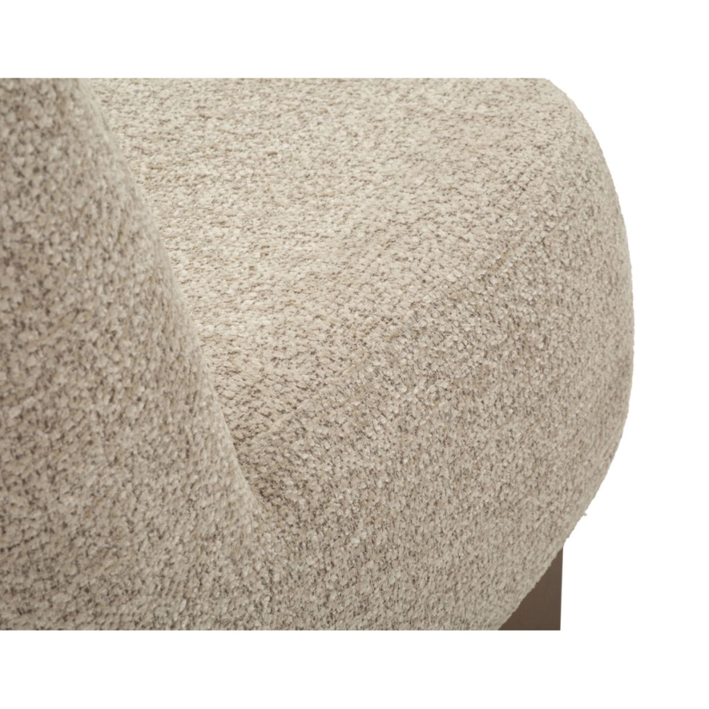 Poltrona Japandi in boucle' con base in legno scuro